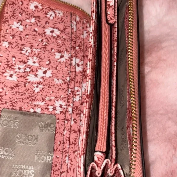 ✨ Michael Kors Pink Wallet - Picture 4 of 4